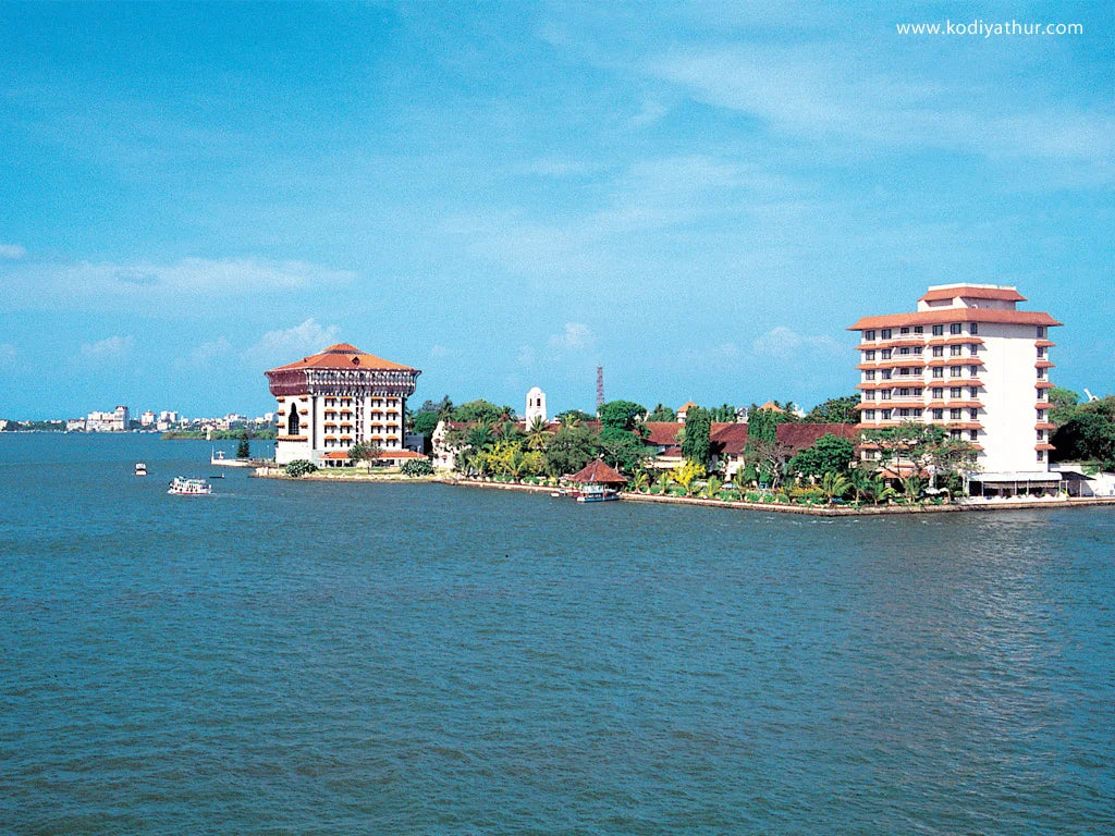 Serene Kerala – Backwaters, Hills & Shores